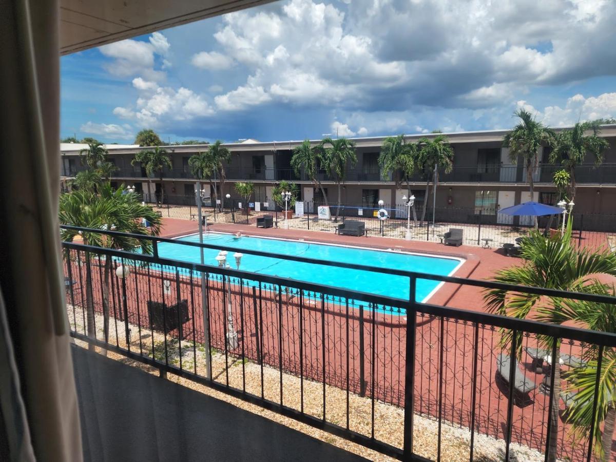 Days Inn By Wyndham St. Petersburg / Tampa Bay Area Pinellas Park Luaran gambar