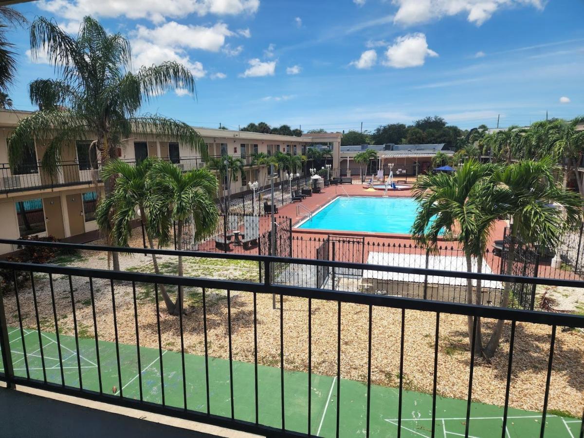 Days Inn By Wyndham St. Petersburg / Tampa Bay Area Pinellas Park Luaran gambar
